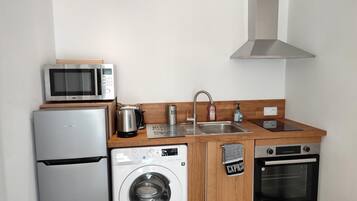 Een koelkast, een magnetron, een oven, een kookplaat