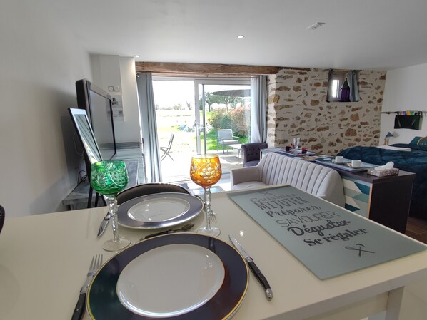 Iron/ironing board, free WiFi, bed sheets - Studio Apartment 'Golf Open Sport Arnold Palmer' with Private Terrace, Private Garden and Wi-Fi (Saint-Fort)