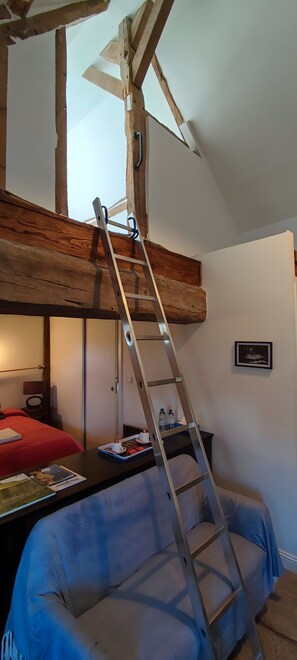 Interior - Studio 'Gîte B du Domaine de l'Epinay' with Private Terrace, Garden and Wi-Fi (Saint-Fort)