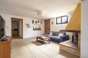 Televisión y chimenea 