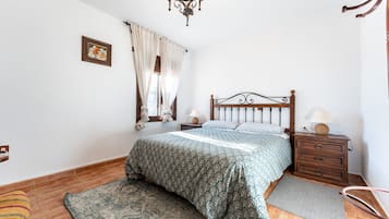 3 slaapkamers, een strijkplank/strijkijzer, gratis wifi, beddengoed