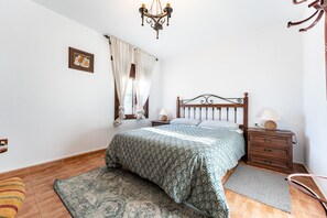 3 bedrooms, iron/ironing board, free WiFi, bed sheets