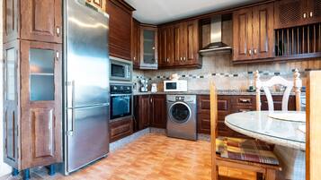 Een koelkast, een magnetron, een oven, een kookplaat