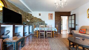 Een televisie en een open haard