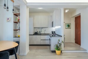 Frigorifero, microonde, forno, piano cottura