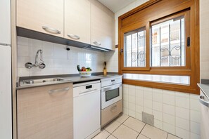 Køleskab, mikrobølgeovn, ovn, kogeplade