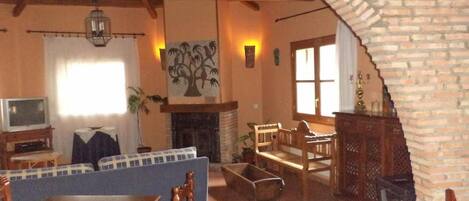 Televisio, takka, DVD-soitin