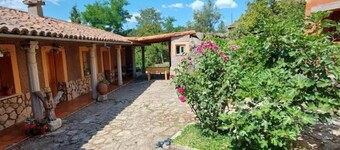 Maison de campagne "Mansió De La Plata" avec vue sur les montagnes, piscine privée et Wi-Fi