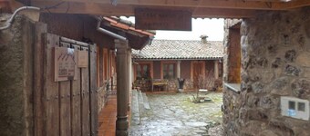 Maison de campagne "Mansió De La Plata" avec vue sur les montagnes, piscine privée et Wi-Fi