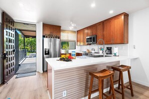 Fridge, microwave, oven, stovetop - Country Club Villas #239! NEW Ocean Views Pool  AC No Stairs Golf (Kailua-Kona)