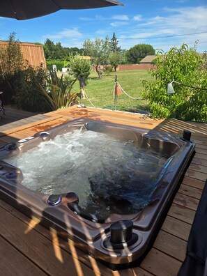 Bain à remous extérieur