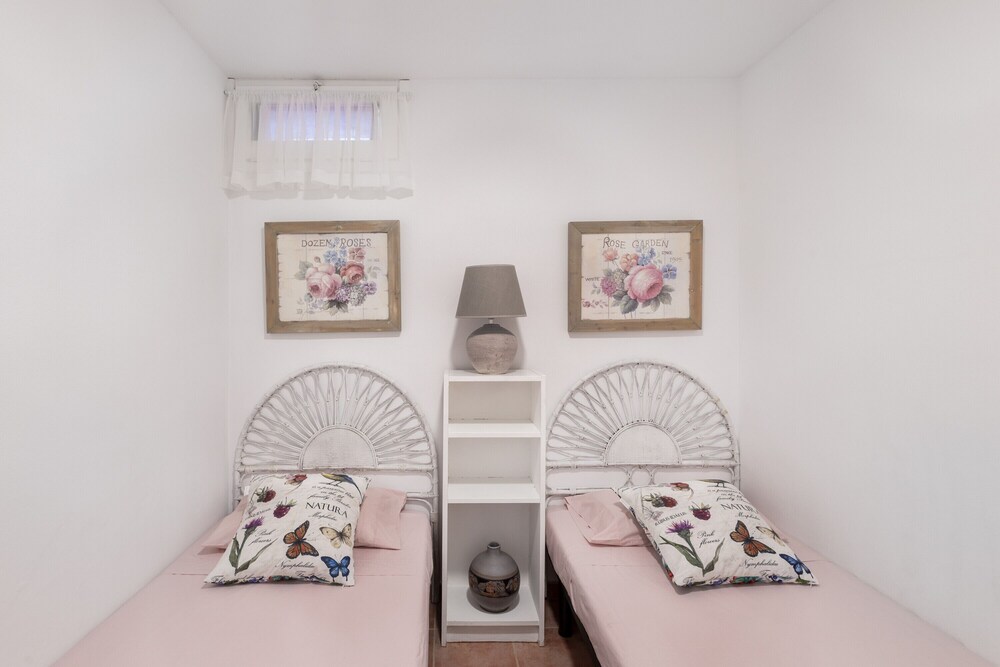 Holiday Home 'Lovely Little House with Garden' with Private Pool, WiFi