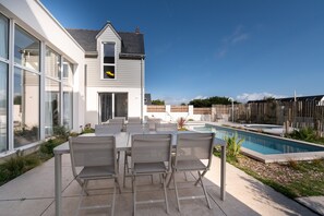 Outdoor dining - Family Villa “Les Palissades - La Mer Du Bon Côté” with Sea View, Wi-Fi & Air Conditioning (Saint-Pierre-Quiberon)