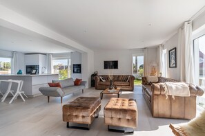 TV - Villa 'Les Palissades - La Mer Du Bon Côté' with Sea View, Wi-Fi and Air Conditioning (Saint-Pierre-Quiberon)