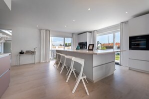 Fridge, microwave, oven, stovetop - Villa 'Les Palissades - La Mer Du Bon Côté' with Sea View, Wi-Fi and Air Conditioning (Saint-Pierre-Quiberon)