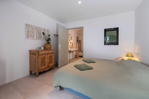 6 bedrooms, iron/ironing board, free WiFi, bed sheets