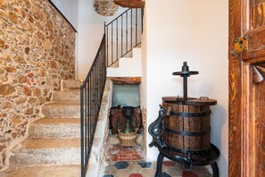 Interior - Holiday Home 'Il Borgo - Casa Ottocentesca' with Mountain View, Private Terrace and Wi-Fi (Baunei)