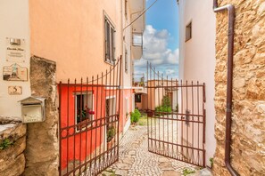 Property grounds - Holiday Home 'Il Borgo - Casa Ottocentesca' with Mountain View, Private Terrace and Wi-Fi (Baunei)