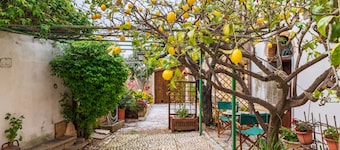 Casa de vacaciones 'Il Borgo - Casa Ottocentesca' con vistas a la montaña, terraza privada y Wi-Fi