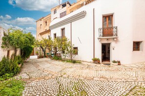 Exterior - Holiday Home 'Il Borgo - Casa Ottocentesca' with Mountain View, Private Terrace and Wi-Fi (Baunei)