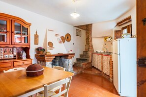 Fridge, microwave, stovetop, coffee/tea maker - Holiday Home 'Il Borgo - Casa Ottocentesca' with Mountain View, Private Terrace and Wi-Fi (Baunei)