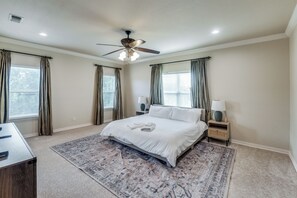 3 bedrooms, iron/ironing board, travel cot, free WiFi - NEW! Charming Retreat Near Dickie's Arena – Cozy & Stylish Fort Worth Getaway (Fort Worth)