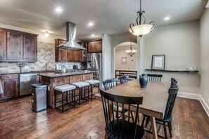 Fridge, microwave, oven, stovetop - NEW! Charming Retreat Near Dickie's Arena – Cozy & Stylish Fort Worth Getaway (Fort Worth)