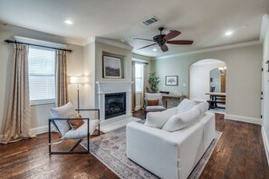 Smart TV, fireplace - NEW! Charming Retreat Near Dickie's Arena – Cozy & Stylish Fort Worth Getaway (Fort Worth)