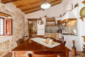 Frigorifero, microonde, piano cottura, macchina per tè/caffè