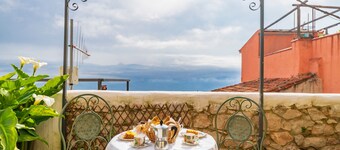 Holiday Home 'Casa Della Nonna Nel Borgo' with Mountain View, Private Garden and Wi-Fi