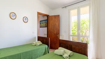 2 bedrooms, iron/ironing board, free WiFi, bed sheets