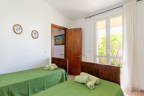 2 bedrooms, iron/ironing board, free WiFi, bed sheets - Holiday Home 'Casa Nespolo' with Private Garden, Wi-Fi and Air Conditioning (Tortolì)