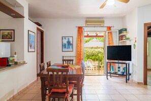 Dining - Holiday Home 'Casa Nespolo' with Private Garden, Wi-Fi and Air Conditioning (Tortolì)