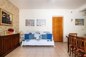 Interior - Holiday Home 'Casa Nespolo' with Private Garden, Wi-Fi and Air Conditioning (Tortolì)