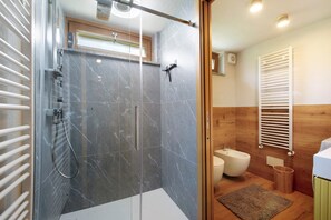 Een douche, een haardroger, handdoeken