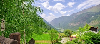 Appartamento 'Le Rêve D'Emilie - Family House' con vista sulle montagne, terrazza condivisa e Wi-Fi