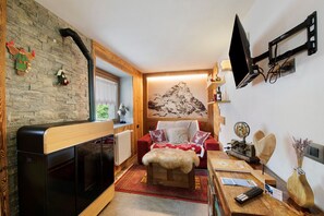 Interior - Apartment 'Le Rêve D'Emilie - Family House' with Mountain View, Shared Terrace and Wi-Fi (Valtournenche)