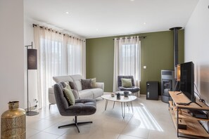 TV - Holiday Home 'Maison 6pers 3kms De La Plage' with Private Terrace, Garden and Wi-Fi (Saint-Jean-de-Monts)