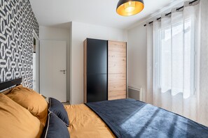 3 bedrooms, iron/ironing board, free WiFi, bed sheets - Holiday Home 'Maison 6pers 3kms De La Plage' with Private Terrace, Garden and Wi-Fi (Saint-Jean-de-Monts)