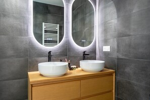 Shower, hair dryer - Holiday Home 'Maison 6pers 3kms De La Plage' with Private Terrace, Garden and Wi-Fi (Saint-Jean-de-Monts)