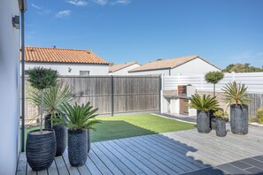 Terrace/patio - Holiday Home 'Maison 6pers 3kms De La Plage' with Private Terrace, Garden and Wi-Fi (Saint-Jean-de-Monts)
