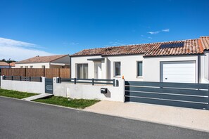 Exterior - Holiday Home 'Maison 6pers 3kms De La Plage' with Private Terrace, Garden and Wi-Fi (Saint-Jean-de-Monts)