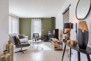 TV - Holiday Home 'Maison 6pers 3kms De La Plage' with Private Terrace, Garden and Wi-Fi (Saint-Jean-de-Monts)