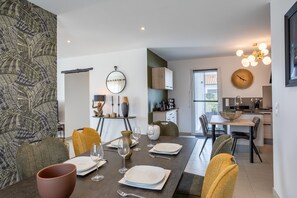 Dining - Holiday Home 'Maison 6pers 3kms De La Plage' with Private Terrace, Garden and Wi-Fi (Saint-Jean-de-Monts)
