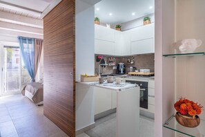 Frigorifero, microonde, forno, piano cottura