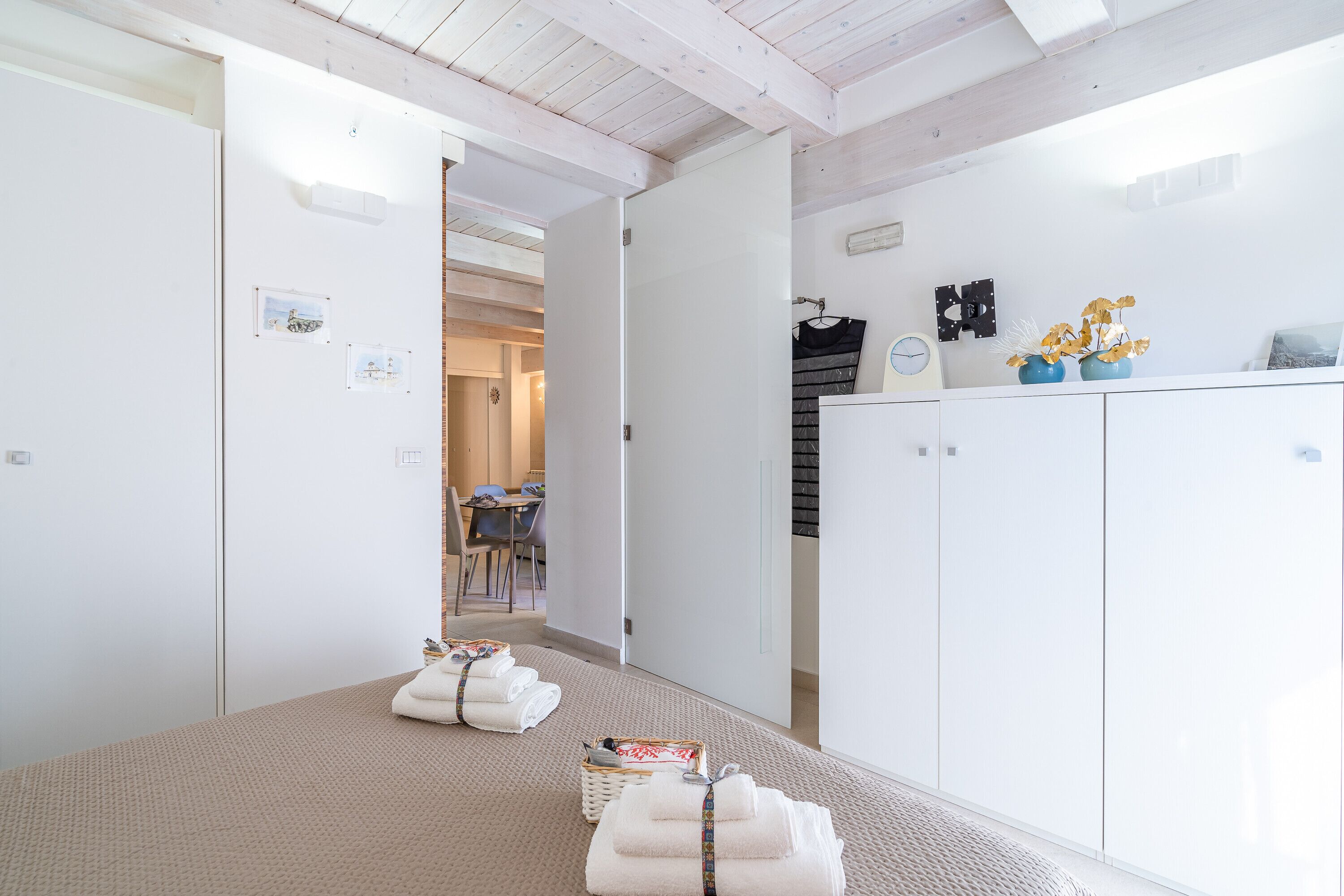 1 habitación, tabla de planchar con plancha, wifi gratis y ropa de cama 