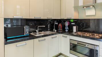 Kühlschrank, Mikrowelle, Ofen, Herdplatte