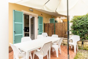 Outdoor dining - Villa 'Relax In  - Versilia' with Private Pool, Wi-Fi and Air Conditioning (Massa)
