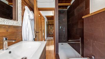 Een douche, handdoeken