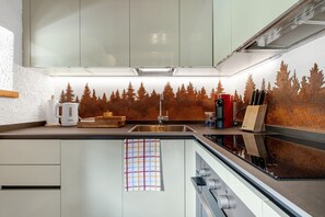 Fridge, oven, stovetop, dishwasher